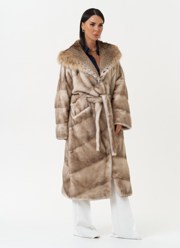 Женская шуба из меха норки с капюшоном из меха рыси