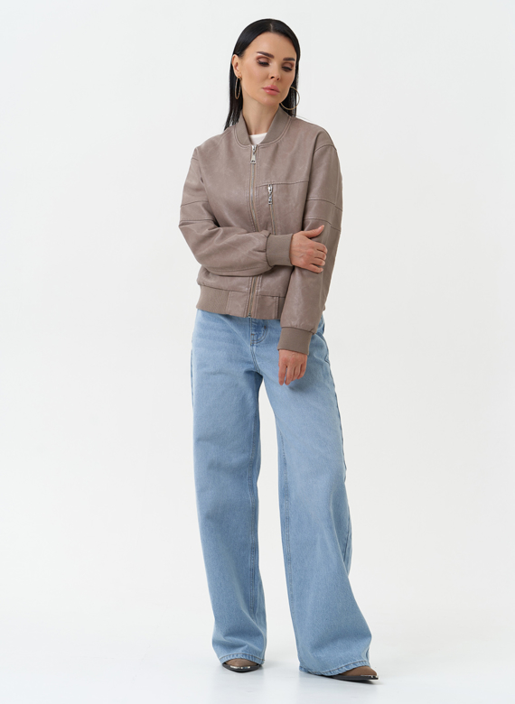 Куртка бомбер из эко кожи бежевого цвета