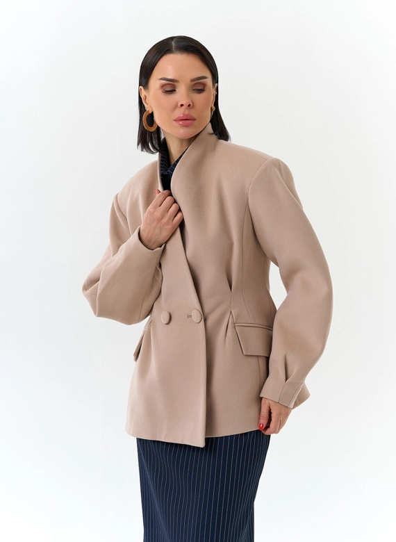 Женское укороченное пальто с акцентными рукавами фото