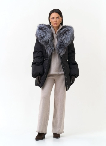 Женский пуховик с мехом чернобурки на капюшоне фото