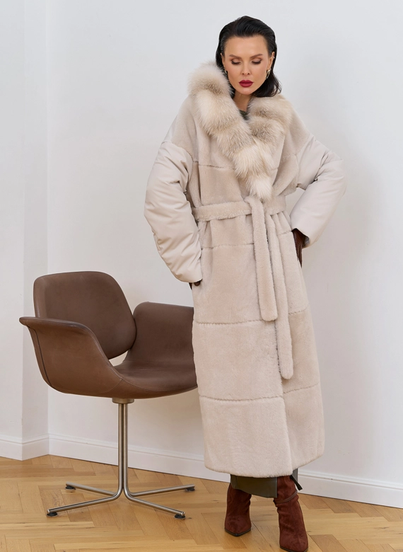 Комбинированное женское пальто из меха овчины с поясом