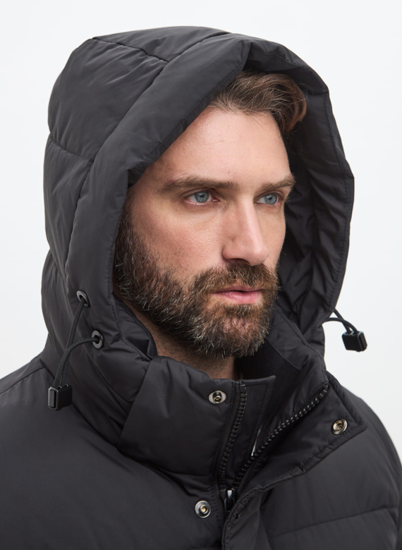 Мужской пуховик черного цвета 