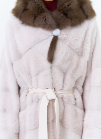 Белая шуба из меха норки с капюшоном из меха куницы