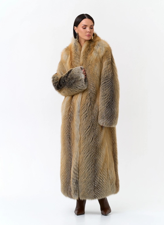 Длинная шуба из меха лисы