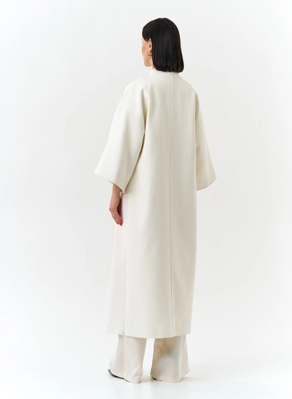 Женское пальто белого цвета