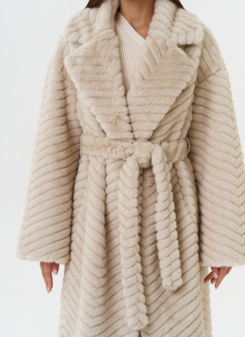 Длинное пальто из эко меха