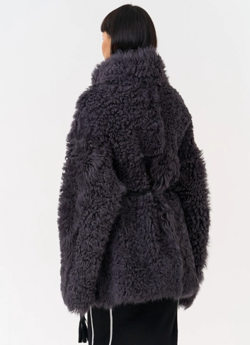 Женская двухсторонняя дубленка с декоративным поясом фото