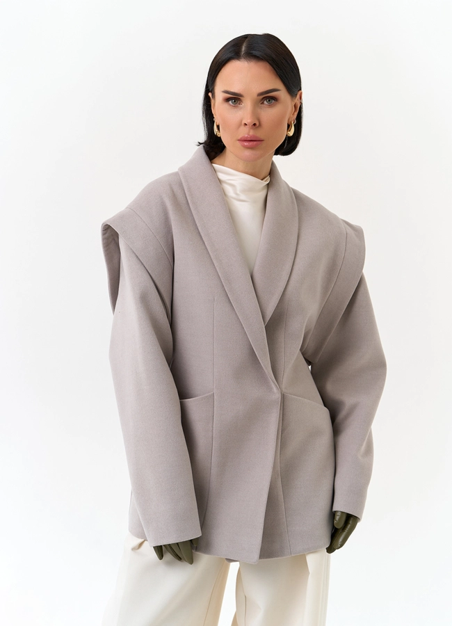 Женское укороченное пальто с акцентными плечами модель № 32853 меха малина