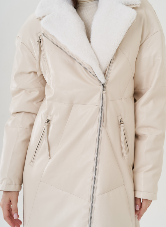 Пуховик женский из эко кожи с английским воротником в светлом цвете