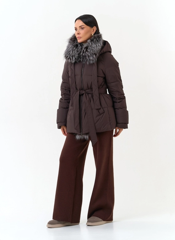 Женский пуховик с мехом чернобурой лисы на капюшоне фото